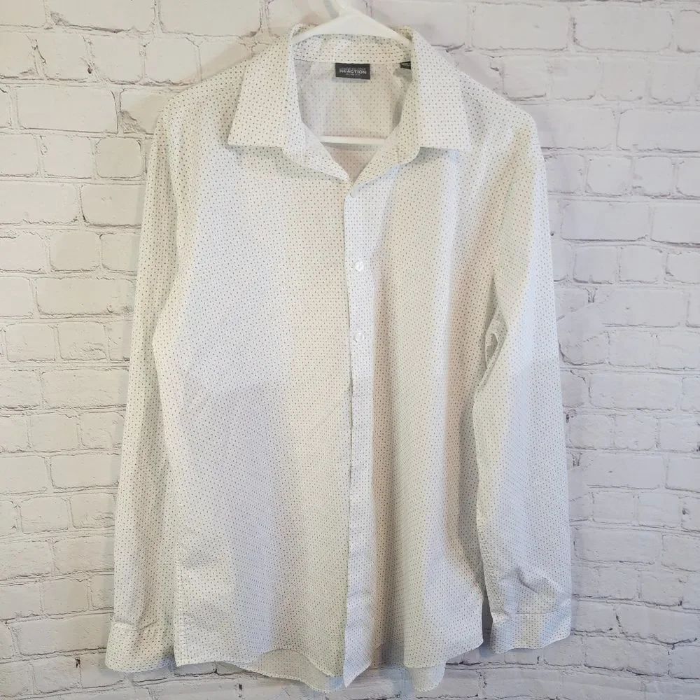 Men's Kenneth Cole Reaction button down longsleeve shirt, size